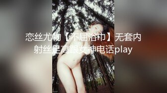 [MP4/ 191M] 校园霸凌-扒光女生衣服强迫她坐地上叉开双腿充分暴露阴部,另一个女生用棍子插她逼