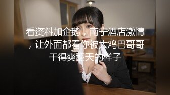 高跟丝袜美女 翘着美臀引我 隻能不客氣先操爲敬了 被無套輸出 射了一腳腳 射的真遠真多