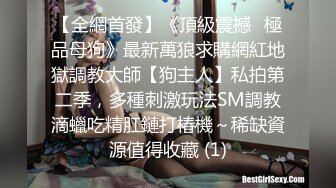 商场女厕近距离偷窥长裙美女 B里拉出一坨奇怪的玩意