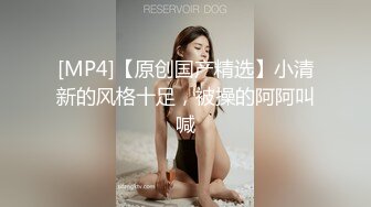 【小白-有点像混血嗲嗲萌妹】新买道具试用，两个振动棒双管齐下，抽插磨蹭小穴，很敏感流出水来，肛塞情趣尾巴塞入