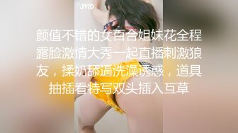 炮友摸肥逼给我看，红色指甲油诱人