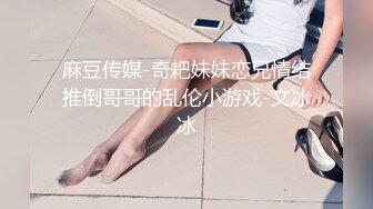 刚入职的可爱女友被肥胖领导按在床上潜规则了