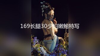 [MP4/ 1.53G] 卷发小哥哥和三女多人淫乱，带个小雨衣就开始作战，多种道具自慰骚穴，淫水很多