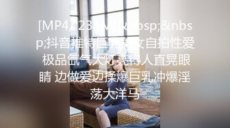 《魔手外购极品CP》正面 私处特写，服装城女厕逼脸同框偸拍各种女人方便，有少女有美少妇有熟女，逼型多种一次看个够