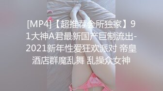 广州天河区40多岁的熟女干妈，刚下班回来就想让儿子操她，圆滚滚的屁股，看着AV，撅得高高屁股，后入比AV里还淫荡！