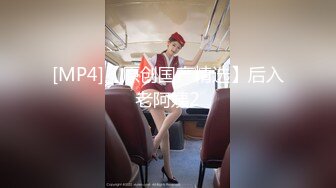 服装批发市场厕所偷窥粉衣小美女嘘嘘