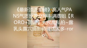 探花王约眼镜骚熟女开房啪啪，揉捏奶子蹲着按头口交，站立抬腿后入，穿着高跟鞋肩上扛猛操