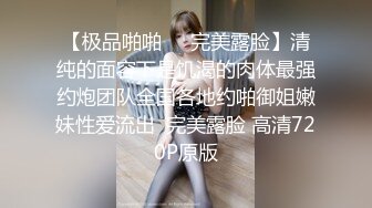 花臂纹身娇小身材贫乳美女小姐姐，性感开档黑丝高跟鞋，振动棒抽插坐在浴室地上自慰，跪着翘起美臀摆弄