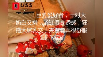 [MP4/ 344M] 双胞胎姐妹花一起玩弄假鸡巴，全程露脸道具玩逼，把沙发都湿透了，带上假鸡巴后入草妹妹