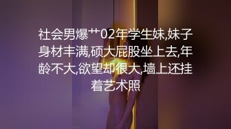 外表甜美文静眼镜妹！居家道具自慰！水晶假屌抽插，闭上眼睛享受，骑乘位深插，爽的流白浆