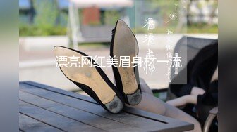 熟女人妻吃鸡啪啪 穿着黑网丝情趣内衣撅着大屁屁搞卫生太诱惑了 被无套输出 内射满肥鲍鱼