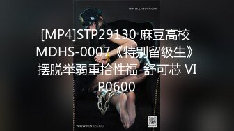 一个不够 再来一个 小伙的性欲真的顶 两妹子伺候玩3P