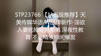 小江疏影丝袜情趣表情好骚，无毛白虎逼水多道具插