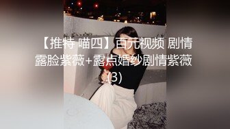 美女穿着开档黑丝好淡定的被玩穴