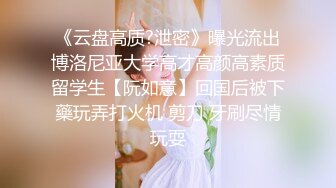 摄影师模特群约拍S级身材极品一字马女模，问她私底下表现怎么样，话里话外暗示她要潜规则