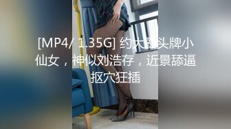 邪恶二人组下药迷翻美女模特换上各种丝袜两个人轮流操