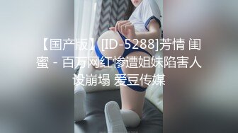 175骚母狗秦国薇插着尾巴被后入