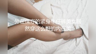 閃晶晶大眼睛小臉美女,身材苗條,高挑大長腿,辦公桌前站立插入