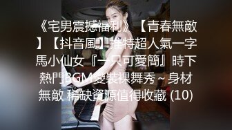 窗外TP眼镜美少妇洗完澡裸身抹乳液