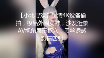 光做爱有什么爽，还得先口活一会儿，少妇自己握着鸡巴坐上来动，老公揉着两只奶，真是爽歪歪！