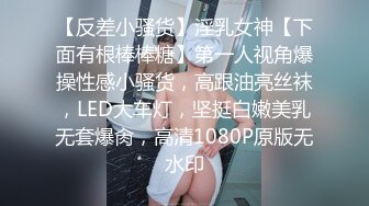 【两只小母狗】00后眼镜妹和姐妹一起，翘起美臀玻璃棒双洞齐插，一线天馒头肥穴，穿戴假屌骑乘操逼，年龄不大骚的很