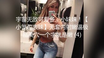 【真实露出调教】老婆在洗浴休息区调戏我，直接扒下浴裤插进去，人来人往好多人在看太刺激了