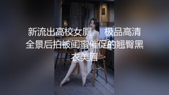 骚人妻露脸在家被两个大哥玩弄，乖巧的舔弄大鸡巴，让小哥抱在怀里揉奶玩逼，道具抽插，多体位蹂躏爆草好骚