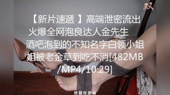 渣男趁着女友上班和女友的闺蜜在出租屋偷情这女的真是骚一边吃屌一边玩手机