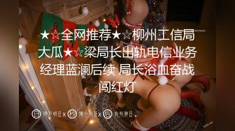 商场女厕连拍两位漂亮的小美女，好担心白衣妹把黑木耳扯下来