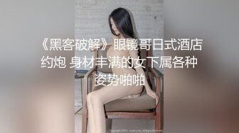 皮肤白皙非主流带着鼻环漂亮妹子口道具下面放着按摩棒自摸