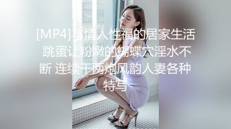 两个骚女调教贱男，舔屌吃口水喝尿，肉丝美腿足交，骑在脸上舔逼，掰穴尿嘴里，听话的小狗