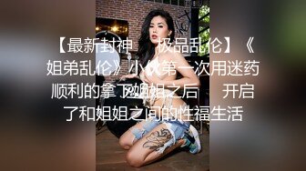 抄底漂亮少妇 和闺蜜一块逛街 看着特别干净的蓝白内内