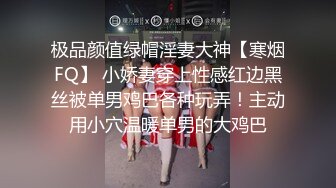 邻家妹妹型乖巧美女，难得露逼诱惑，撩起裙子没穿内裤，掰开粉嫩小穴，翘起美臀太诱人