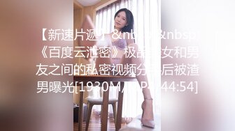 旅游区女厕全景偷拍多位美女不敢坐半蹲着尿