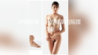 美女抱着奶子在床上玩自拍