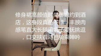 骚气妹子穿着牛仔裤尿尿搞湿一片 闺蜜拿着双头龙双人抽插自慰插对方 很是诱惑喜欢不要错过