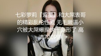 [MP4/ 742M] 漂亮单身美女下海操逼秀，吊带背心黑丝袜，站立抽插肥穴，从下往上视角拍摄撞击