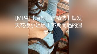 和妹妹男朋友搞，全程露脸让帅气男小伙享受姐妹花一起伺候，口交大鸡巴舔乳头沙发上爆草抽插浪叫呻吟好刺激