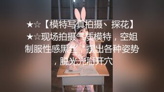 [MP4]双飞萝莉侄女和她姑姑连草两场大秀，全程露脸各种抽插射在骚姑姑的嘴里，压在身下蹂躏侄女浪叫内射