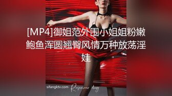 只穿着一件裹胸黑衣的性感大长腿美女 下体逼毛黑黝黝