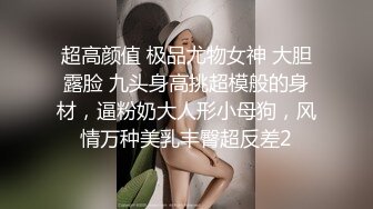 女厕探险家，捕捉到一位小美淫穴，滋滋的尿液从洞开流下来，糟糕被发现了！