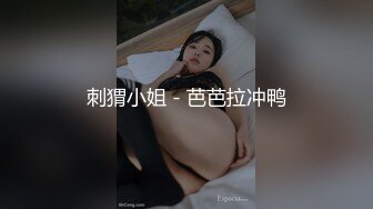 某某门事件】工商银行副行长偷情下属老婆在家中喝酒闲聊后果断抱入房间一番大战！